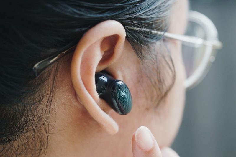 Perangkat Audio Kecil Untuk Telinga Di Kenal Sebagai Earphone