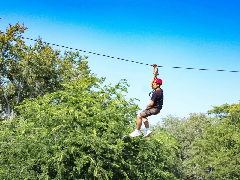 Wahana Permainan Flying Fox Memacu Adrenalin