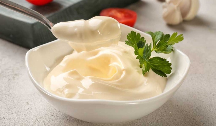 Saus Dressing Yang Berwarna Putih Di Kenal Dengan Mayonaise