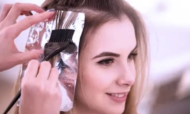 Gaya Rambut Menggunakan Sebuah Pewarna Yang Aman