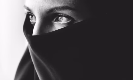 Aturan Ihram: Mengapa Cadar Harus Di Lepas?