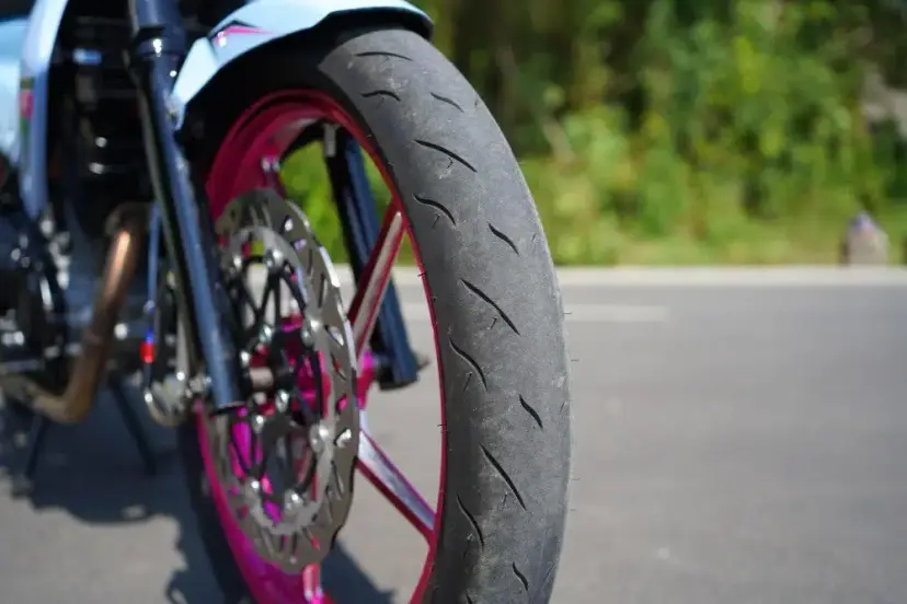 Satu Trik Kecil Biar Ban Motor Berasa Baru Terus