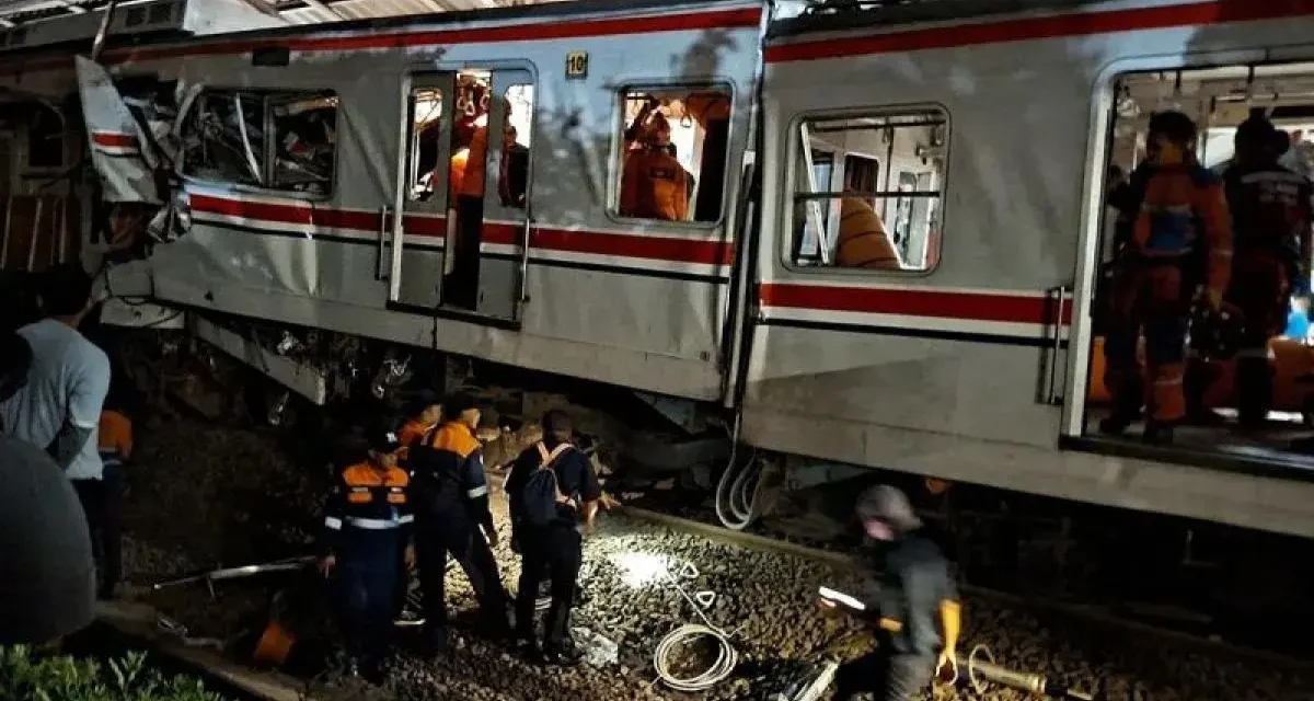 Tabrakan KRL & KA Bromo Anggrek Di Bekasi Timur