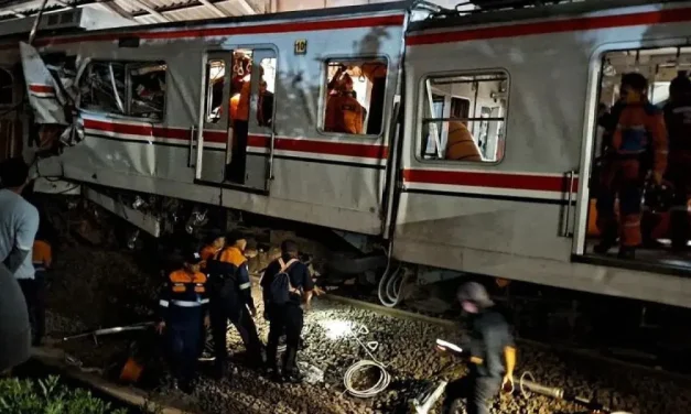 Tabrakan KRL & KA Bromo Anggrek Di Bekasi Timur