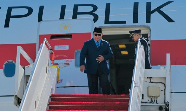 Seskab Teddy: Prabowo Shalat Di KBRI