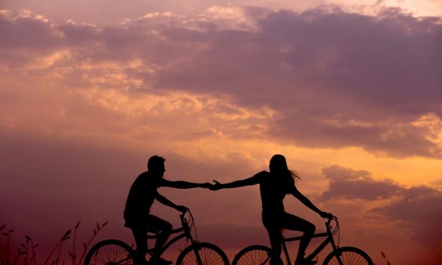 Alasan Ilmiah Kenapa Perut Terasa Geli Saat Jatuh Cinta