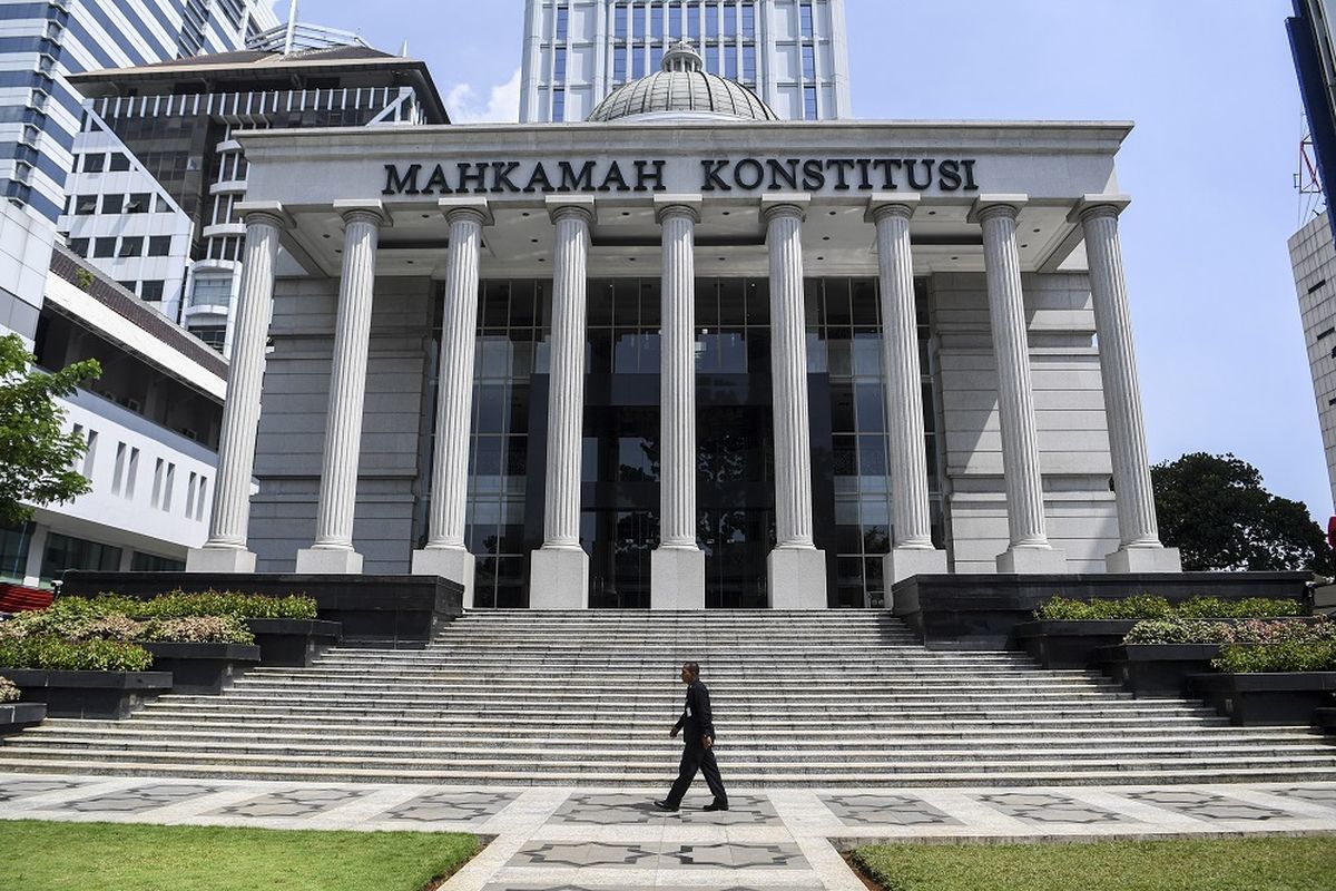 Hakim MK Semprot Maskapai Tukang Oper Penumpang