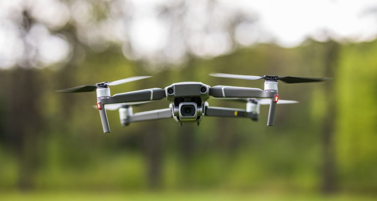 Nekat! Sopir Bus Tendang Drone Berisi Bom Di Bandara