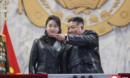 Di Isukan Meninggal, Foto Terbaru Kim Jong Un Akhirnya Rilis