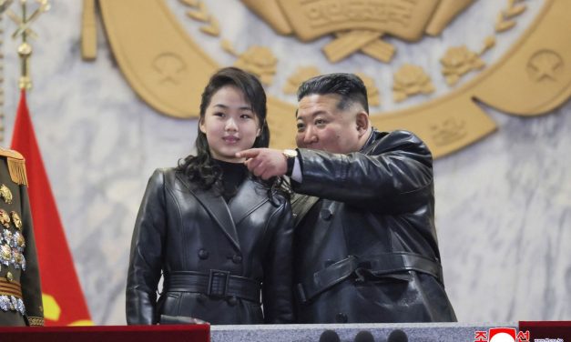 Di Isukan Meninggal, Foto Terbaru Kim Jong Un Akhirnya Rilis
